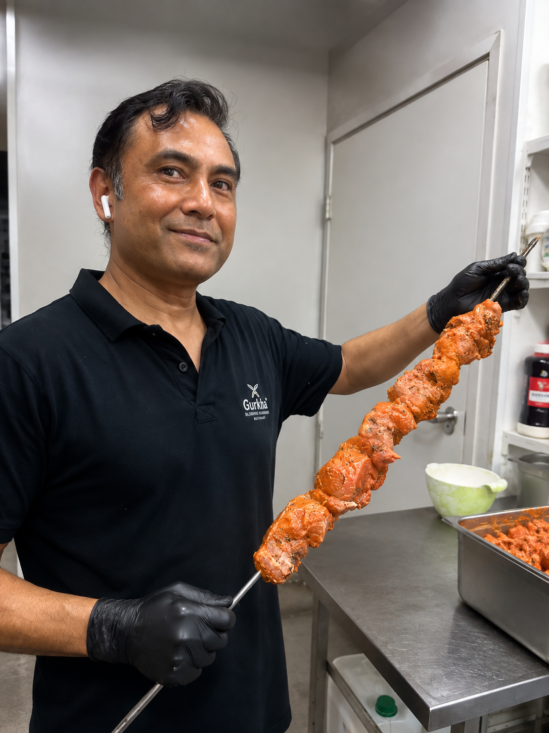 Ravintola Gurkhalin keittiöhenkilökunta valmistaa annoksia tandoori-uunilla